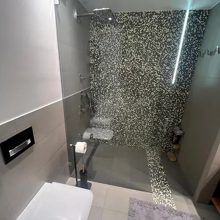 Stylish Spacious Flat In Quiet Locale Apartment