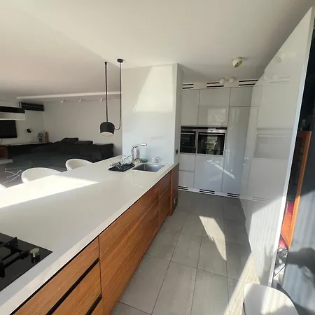 Apartment Stylish Spacious Flat In Quiet Locale
