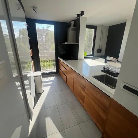 Stylish Spacious Flat In Quiet Locale Apartment *