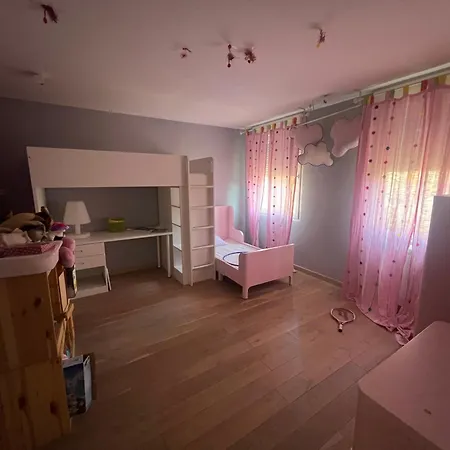 Stylish Spacious Flat In Quiet Locale