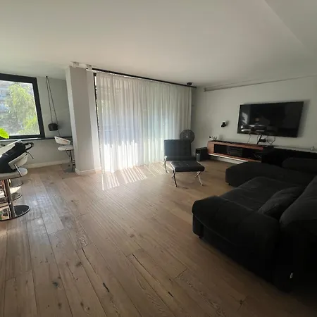 Stylish Spacious Flat In Quiet Locale *