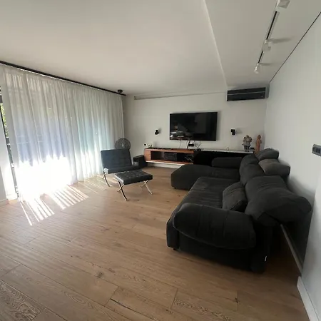 Apartment Stylish Spacious Flat In Quiet Locale Novi Sad